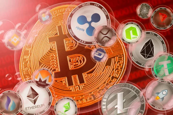 Kripto para çökmesi, ikili kod arka planında baloncuklardaki şifreli para birimleri. Yakın plan.