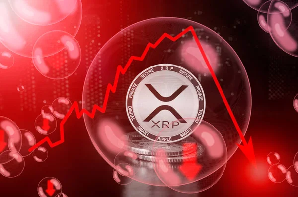 石鹸バブルのXrpコイン Xrp暗号通貨への投資のリスクと危険性 為替レートの崩壊 不安定な概念 ダウンドロップクラッシュバブル — ストック写真