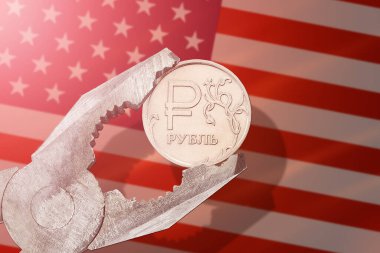 ABD 'nin Rusya' ya uyguladığı yaptırımlar. ABD bayrağında Rus rublesi var. Amerikan yaptırımları