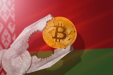 Belarus 'ta Bitcoin düzenlemesi; Belarus bayrağı arkaplanındaki ahlaksızlığa sıkıştırılan bitcoin btc madeni para; sınırlama, yasaklama, yasadışı, yasaklanmış