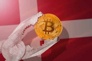 Danimarka 'da Bitcoin düzenlemesi; bitcoin btc sikkesi Danimarka bayrağının arka planında mengeneye sıkıştırılıyor; sınırlama, yasaklama, yasadışı, yasaklanmış