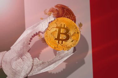 Meksika 'da Bitcoin düzenlemesi; Meksika bayrağının arka planında bitcoin btc sikkesi sıkıştırılıyor; sınırlama, yasaklama, yasadışı, yasaklanmış