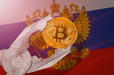 Rusya 'da Bitcoin düzenlemesi; bitcoin btc sikkesi Rus bayrağının arka planında sıkıştırılıyor; sınırlama, yasaklama, yasadışı, yasaklanmış