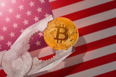 ABD 'de Bitcoin düzenlemesi; ABD bayrağının arka planında Bitcoin btc sikkesi sıkıştırılıyor; sınırlama, yasaklama, yasadışı, yasaklanmış