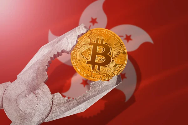 Hong Kong 'da Bitcoin yönetmeliği; Hong Kong bayrağının arka planında bitcoin btc madeni para sıkıştırılıyor; sınırlama, yasaklama, yasadışı, yasaklanmış