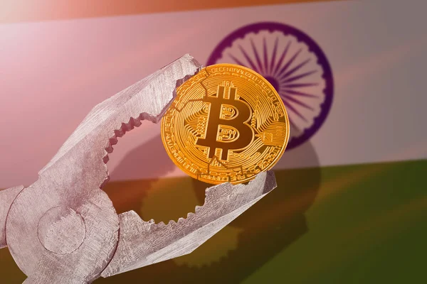 Hindistan 'da Bitcoin düzenlemesi; Hindistan bayrağının arka planında bitcoin btc madeni para sıkıştırılıyor; sınırlama, yasaklama, yasadışı, yasaklanmış
