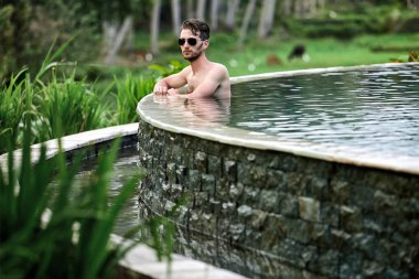 genç adam, Yüzme Havuzu.