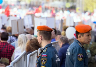 2018.09.05, Moscow, Rusya Federasyonu. Zafer Bayramı Moskova'da. yolda yürüyen sütun. Cityscape Moskova zafer günü. Güvenlik görevlisi resmi geçit.