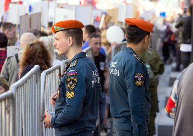 2018.09.05, Moscow, Rusya Federasyonu. Zafer Bayramı Moskova'da. yolda yürüyen sütun. Cityscape Moskova zafer günü. Güvenlik görevlisi resmi geçit.