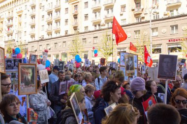 2018.09.05, Moscow, Rusya Federasyonu. Zafer Bayramı Moskova'da. Ölümsüz alayın Moskova Caddesi üzerinde. Dünya Savaşı 2 yakınları hatırlamak binlerce Mart. Moskova'da tanıtım.