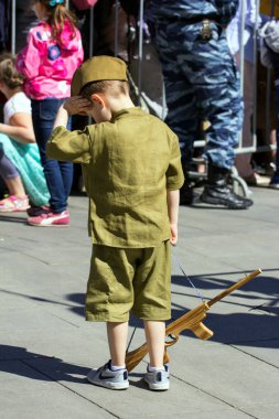 2018.09.05, Moscow, Rusya Federasyonu. Zafer Bayramı Moskova'da. Zafer Bayramı geçit üzerinde oyuncak otomat ile askeri üniforma giyen bir çocuk.