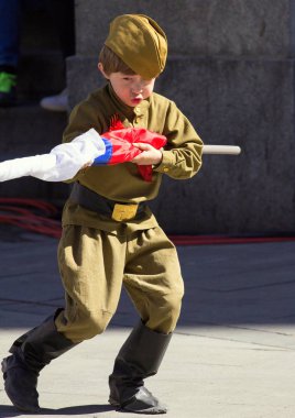 2018.09.05, Moscow, Rusya Federasyonu. Zafer Bayramı Moskova'da. Zafer Bayramı geçit Rus bayrağı ile askeri üniforma giyen bir çocuk.
