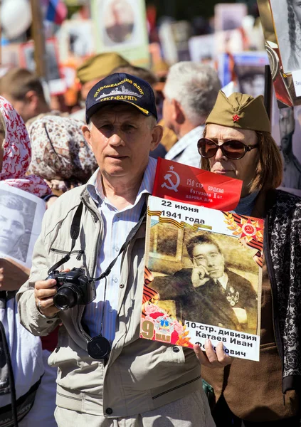 2018.09.05, Moscow, Rusya Federasyonu. Zafer Bayramı Moskova'da. Ölümsüz alayın Moskova Caddesi üzerinde. Dünya Savaşı 2 yakınları hatırlamak binlerce Mart. Yaşlı insanlar kalabalık arka plan üzerinde.