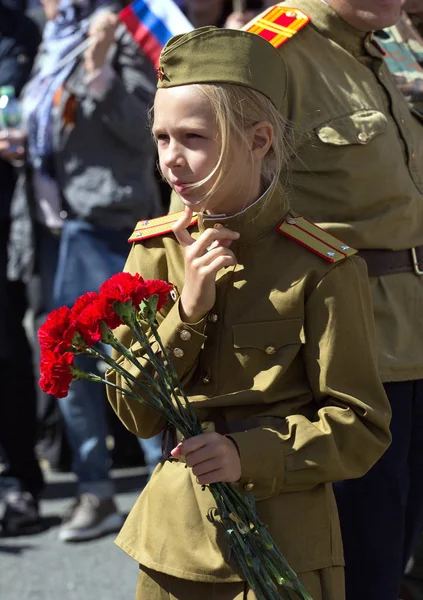 2018 모스크바 러시아 모스크바에서 날입니다 기념일에 꽃으로 군복에서 — 스톡 사진