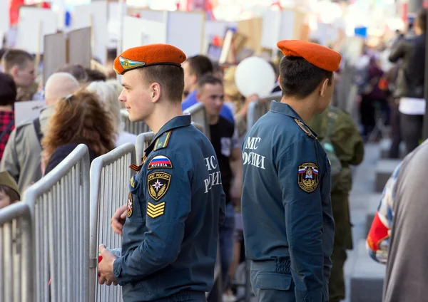 2018.09.05, Moscow, Rusya Federasyonu. Zafer Bayramı Moskova'da. yolda yürüyen sütun. Cityscape Moskova zafer günü. Güvenlik görevlisi resmi geçit.