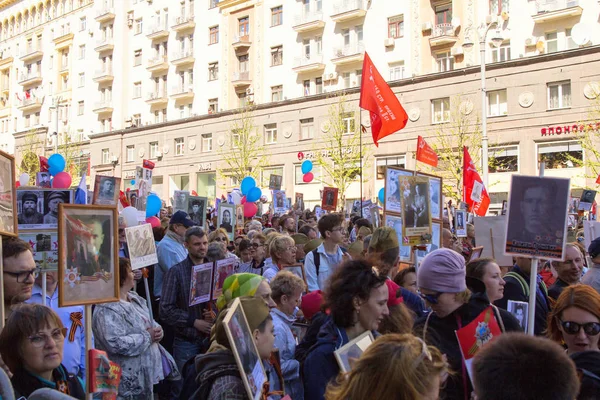 2018.09.05, Moscow, Rusya Federasyonu. Zafer Bayramı Moskova'da. Ölümsüz alayın Moskova Caddesi üzerinde. Dünya Savaşı 2 yakınları hatırlamak binlerce Mart. Moskova'da tanıtım.