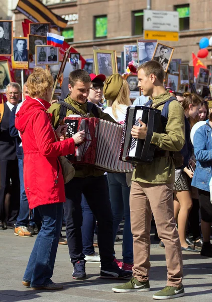 2018 Moscú Rusia Músico Vistiendo Uniforme Militar Con Acordeón Desfile —  Fotos de Stock