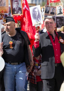 2018.09.05, Moscow, Rusya Federasyonu. Zafer Bayramı Moskova'da. Ölümsüz alayın Moskova Caddesi üzerinde. Dünya Savaşı 2 yakınları hatırlamak binlerce Mart. Yaşlı insanlar kalabalık arka plan üzerinde.