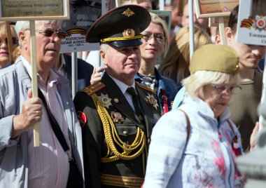 2018.09.05, Moscow, Rusya Federasyonu. Zafer Bayramı Moskova'da. Ölümsüz alayın Moskova Caddesi üzerinde. Dünya Savaşı 2 yakınları hatırlamak binlerce Mart. Yaşlı insanlar kalabalık arka plan üzerinde.