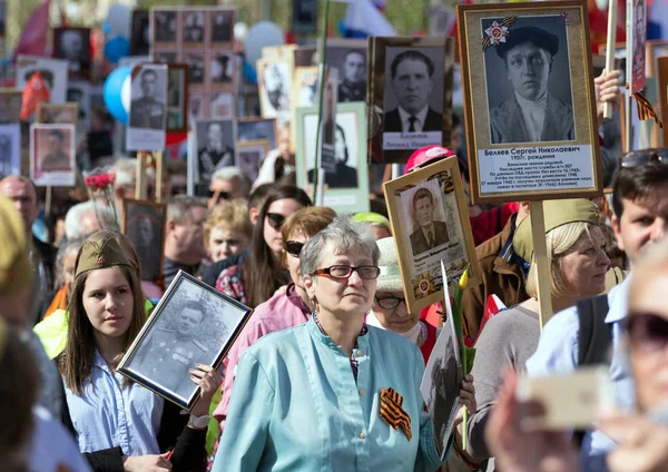 2018.09.05, Moscow, Rusya Federasyonu. Zafer Bayramı Moskova'da. Ölümsüz alayın Moskova Caddesi üzerinde. Dünya Savaşı 2 yakınları hatırlamak binlerce Mart. Moskova'da tanıtım.