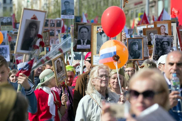 2018.09.05, Moscow, Rusya Federasyonu. Zafer Bayramı Moskova'da. Ölümsüz alayın Moskova Caddesi üzerinde. Dünya Savaşı 2 yakınları hatırlamak binlerce Mart. Moskova'da tanıtım.