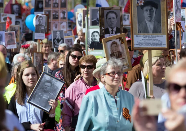2018.09.05, Moscow, Rusya Federasyonu. Zafer Bayramı Moskova'da. Ölümsüz alayın Moskova Caddesi üzerinde. Dünya Savaşı 2 yakınları hatırlamak binlerce Mart. Moskova'da tanıtım.