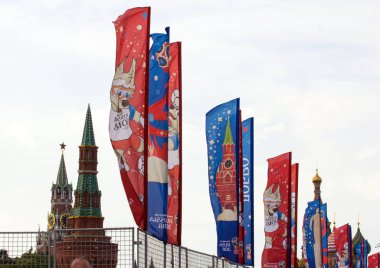 2018.06.17, Moscow, Rusya Federasyonu. Dünya Kupası 2018 arka planda Kremlin kulenin sembolleri ile dekoratif elemanlar.