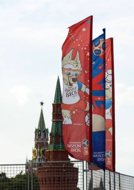 2018.06.17, Moscow, Rusya Federasyonu. Dünya Kupası 2018 arka planda Kremlin kulenin sembolleri ile dekoratif elemanlar.