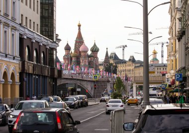 2018.06.17, Moscow, Rusya Federasyonu. Dünya Kupası köprüde sembolleri ile dekoratif öğeler. Moskova şenlikli cityscape.