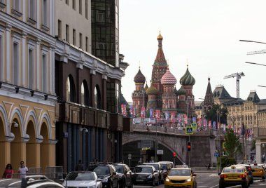 2018.06.17, Moscow, Rusya Federasyonu. Dünya Kupası köprüde sembolleri ile dekoratif öğeler. Moskova şenlikli cityscape.