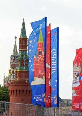 2018.06.17, Moscow, Rusya Federasyonu. Dünya Kupası 2018 arka planda Kremlin kulenin sembolleri ile dekoratif elemanlar.