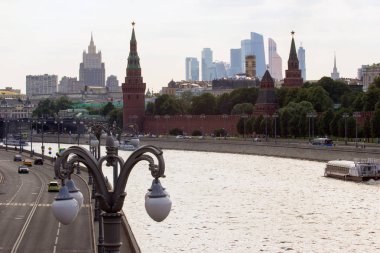 2018.06.17, Moscow, Rusya Federasyonu. Nehir ve Kremlin'in binalar ile Cityscape Moskova. Yaz Moskova.