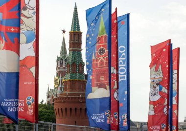 2018.06.17, Moscow, Rusya Federasyonu. Dünya Kupası 2018 arka planda Kremlin kulenin sembolleri ile dekoratif elemanlar.