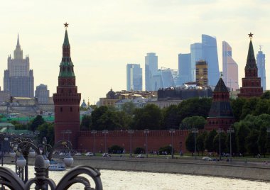 2018.06.17, Moscow, Rusya Federasyonu. Nehir ve Kremlin'in binalar ile Cityscape Moskova. Yaz Moskova.