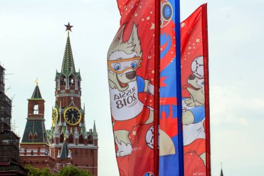 2018.06.17, Moscow, Rusya Federasyonu. Dünya Kupası 2018 arka planda Kremlin kulenin sembolleri ile dekoratif elemanlar.