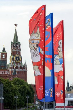 2018.06.17, Moscow, Rusya Federasyonu. Dünya Kupası 2018 arka planda Kremlin kulenin sembolleri ile dekoratif elemanlar.
