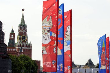 2018.06.17, Moscow, Rusya Federasyonu. Dünya Kupası 2018 arka planda Kremlin kulenin sembolleri ile dekoratif elemanlar.