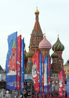 2018.06.17, Moscow, Rusya Federasyonu. Dünya Kupası 2018 eski bir kilise arka plan üzerinde sembolleri ile dekoratif elemanlar.