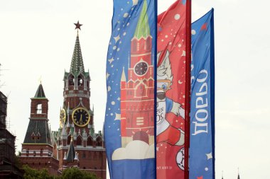 2018.06.17, Moscow, Rusya Federasyonu. Dünya Kupası 2018 arka planda Kremlin kulenin sembolleri ile dekoratif elemanlar.