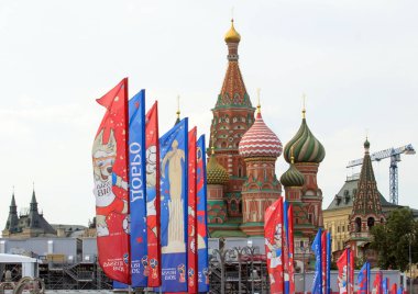 2018.06.17, Moscow, Rusya Federasyonu. Dünya Kupası 2018 eski bir kilise arka plan üzerinde sembolleri ile dekoratif elemanlar.