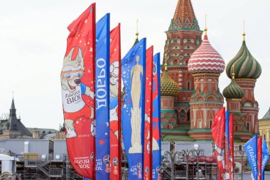 2018.06.17, Moscow, Rusya Federasyonu. Dünya Kupası 2018 eski bir kilise arka plan üzerinde sembolleri ile dekoratif elemanlar.