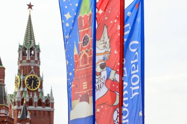 2018.06.17, Moscow, Rusya Federasyonu. Dünya Kupası 2018 arka planda Kremlin kulenin sembolleri ile dekoratif elemanlar.