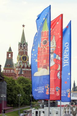 2018.06.17, Moscow, Rusya Federasyonu. Dünya Kupası 2018 arka planda Kremlin kulenin sembolleri ile dekoratif elemanlar.