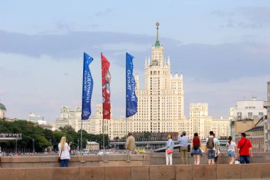 2018.06.17, Moscow, Rusya Federasyonu. Dünya Kupası 2018 Moskova'da en yüksek binası birinin arka planda sembolleri ile dekoratif elemanlar.