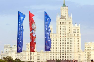 2018.06.17, Moscow, Rusya Federasyonu. Dünya Kupası 2018 Moskova'da en yüksek binası birinin arka planda sembolleri ile dekoratif elemanlar.
