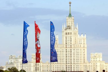 2018.06.17, Moscow, Rusya Federasyonu. Dünya Kupası 2018 Moskova'da en yüksek binası birinin arka planda sembolleri ile dekoratif elemanlar.