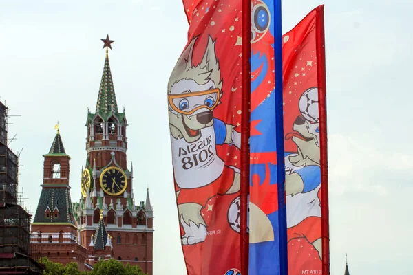 2018.06.17, Moscow, Rusya Federasyonu. Dünya Kupası 2018 arka planda Kremlin kulenin sembolleri ile dekoratif elemanlar.