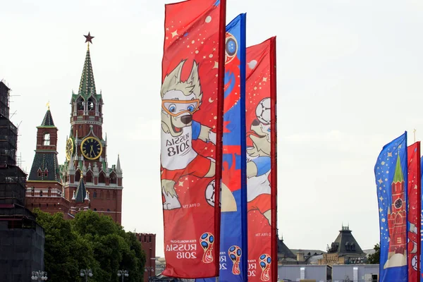 2018.06.17, Moscow, Rusya Federasyonu. Dünya Kupası 2018 arka planda Kremlin kulenin sembolleri ile dekoratif elemanlar.