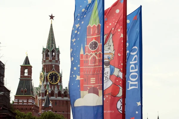 2018.06.17, Moscow, Rusya Federasyonu. Dünya Kupası 2018 arka planda Kremlin kulenin sembolleri ile dekoratif elemanlar.