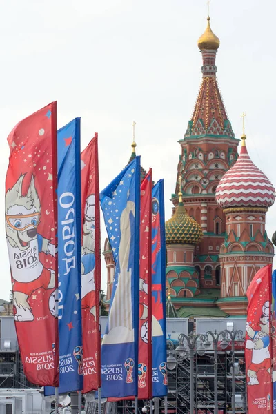 2018.06.17, Moscow, Rusya Federasyonu. Dünya Kupası 2018 eski bir kilise arka plan üzerinde sembolleri ile dekoratif elemanlar.